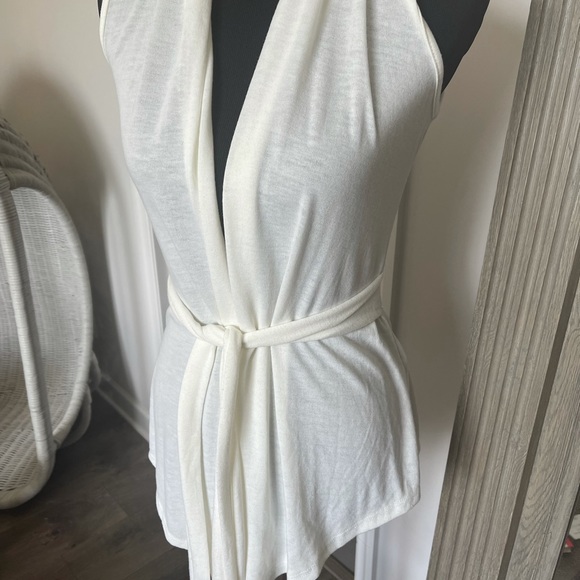 NWT! So Sweet! Halter collar tie front sleeveless wrap blouse. - Picture 2 of 6